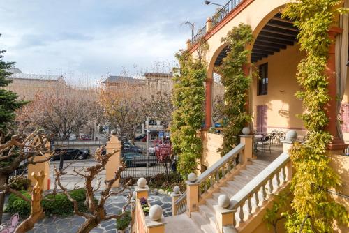 un balcone di un edificio con edera di Hotel Andria a La Seu d'Urgell