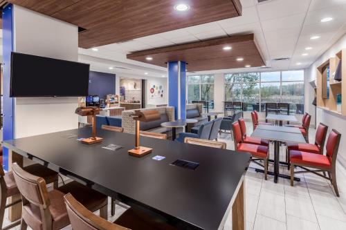 Et opholdsområde på Holiday Inn Express & Suites Hammond by IHG
