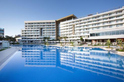 einem Pool vor einem großen Gebäude in der Unterkunft Hipotels Playa de Palma Palace&Spa in Playa de Palma