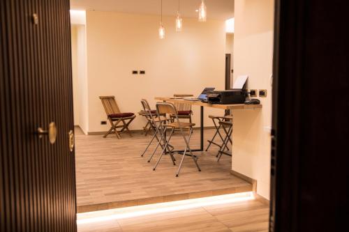 una sala da pranzo con tavolo, sedie e computer di JSK Suite a Roma