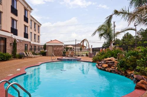 a swimming pool in the middle of a yard at Holiday Inn Express Hotel and Suites Fairfield-North, an IHG Hotel in Fairfield