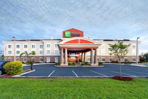 a hotel with a parking lot in front of it at Holiday Inn Express Lake Wales North-Winter Haven by IHG in Waverly