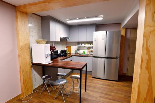 Η κουζίνα ή μικρή κουζίνα στο Guma Modern HanokStay