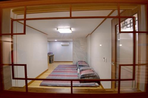 Postel nebo postele na pokoji v ubytování Guma Modern HanokStay