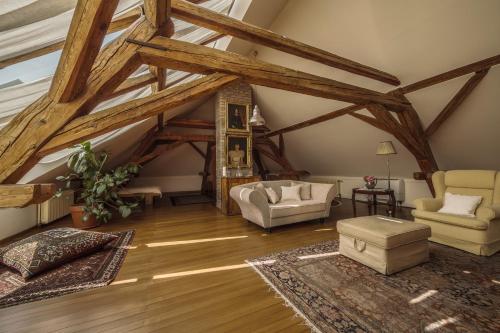 a living room with wooden ceilings and wooden floors at Káli Art Inn in Köveskál