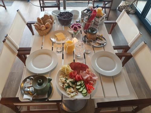 a table with a plate of food on it at YACHTER CLUB Modrá Čajka in Dunacsún