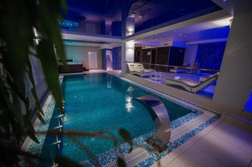 a large swimming pool in a hotel room at Hotel Park Doboj in Doboj