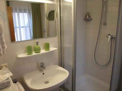 a bathroom with a sink and a shower and a sink at Gästehaus Engelgasse Herzogenaurach in Herzogenaurach