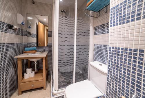 マラガにあるSW Andres Perezのバスルーム(シャワー、トイレ、シンク付)