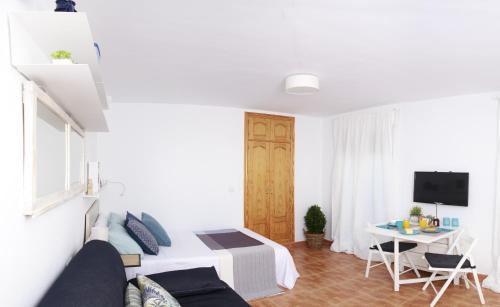TV a/nebo společenská místnost v ubytování Sea & Wave Ventura Studio Apartment