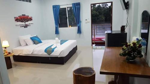 Postel nebo postele na pokoji v ubytování Khum Thong Resort