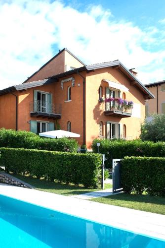 Piscina di Residence Corte Ferrari -Ciao Vacanze- o nelle vicinanze