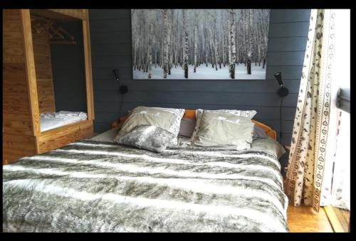 1 cama en un dormitorio con manta y almohadas en Appartement chalet PRA LOUP 1600 La sapinière en Pra-Loup