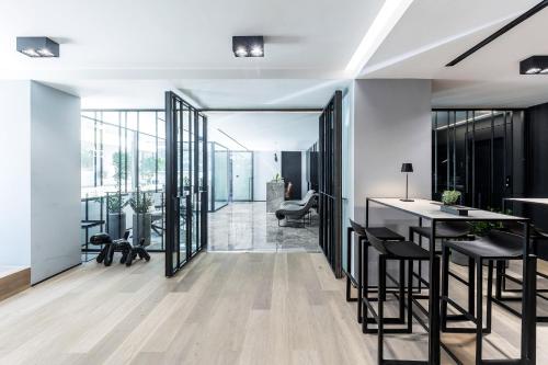 an open living room with a bar with stools at The Duke Boutique Suites in Athens