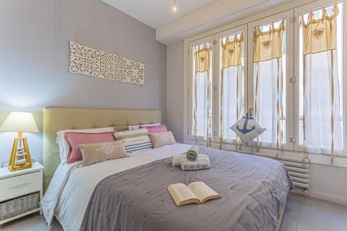 een slaapkamer met een bed met twee boeken erop bij MY CASA - DANTE 10 in Nice