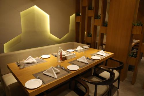 Un restaurante u otro lugar para comer en The Fern Residency, Morbi
