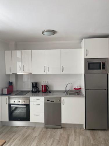 A kitchen or kitchenette at Apartamentos Maspalomas Foresta