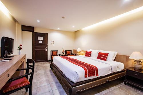 A bed or beds in a room at Raming Lodge Hotel & Spa