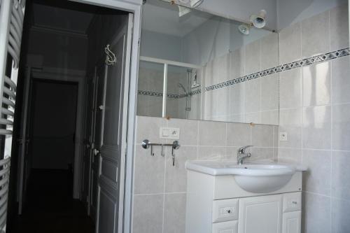 y baño con lavabo y espejo. en Maison bourgeoise Haussmannienne - Gîtes de France en Limoges
