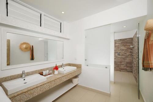 A bathroom at Sandies Malindi Dream Garden