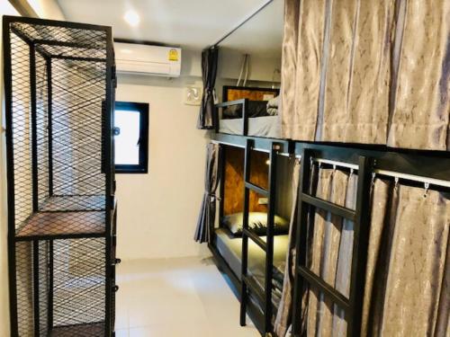 Postel nebo postele na pokoji v ubytování Zleepingpills Aonang Krabi