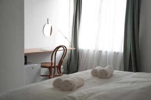 Un dormitorio con una cama con toallas. en Annie's Bed&Breakfast, en Zagreb