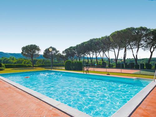 una grande piscina in un cortile alberato di Apartment Forno by Interhome a Pogi