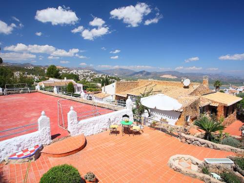eine Person, die an einem Tisch auf einer Terrasse auf einem Haus sitzt in der Unterkunft Holiday Home Casa Gran Sorolla by Interhome in Monte Pego