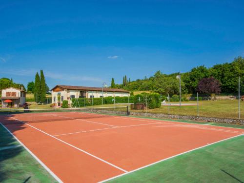 un campo da tennis di fronte a una casa di Apartment Forno by Interhome a Pogi