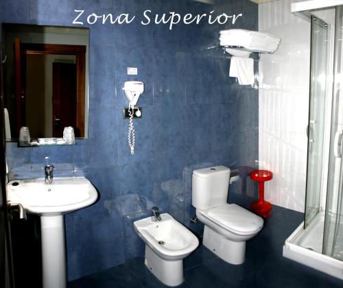 A bathroom at Hotel Virgen de Covadonga