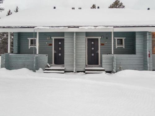 uma casa azul na neve com neve em Holiday Home Lähikaltio 314 by Interhome em Äkäslompolo