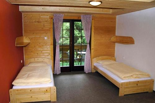 um quarto com duas camas e uma janela em Penzión MLADOSŤ Remata em Ráztočno