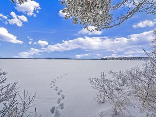 ein schneebedecktes Feld mit Fußspuren im Schnee in der Unterkunft Holiday Home Lehto by Interhome in Jokijärvi