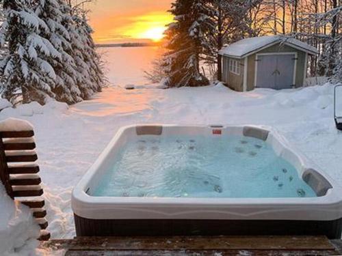 eine Whirlpool-Badewanne im Schnee im Hof in der Unterkunft Holiday Home Lehto by Interhome in Jokijärvi
