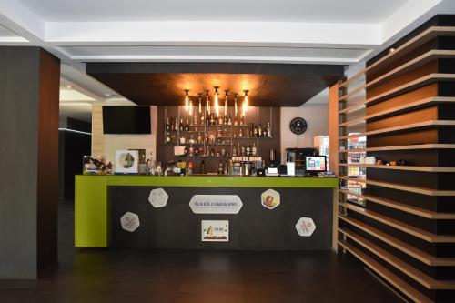 a bar with a green counter in a room at Hotel Bulevard in Râmnicu Vâlcea