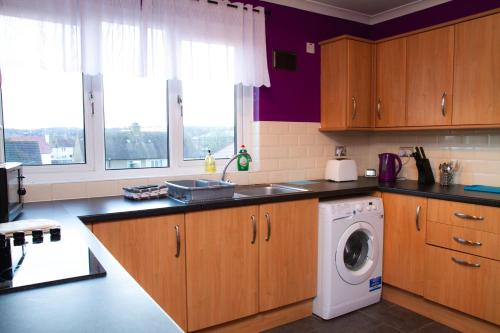 A kitchen or kitchenette at Carvetii - Derwent House - Spacious 2nd floor flat