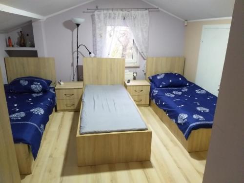 Posteľ alebo postele v izbe v ubytovaní Agroturystyka Czerwone Maki 2 Łazienki 5 Pokoi Kuchnia - NoclegiGrodziskPL 792-535-535