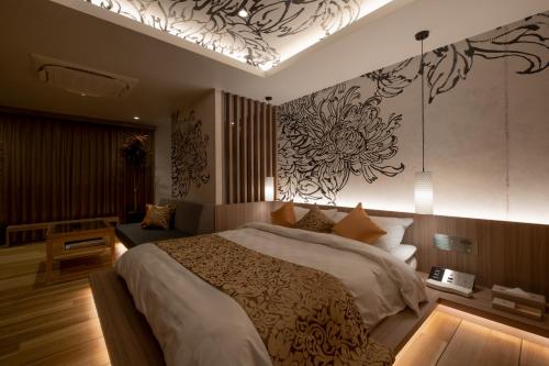 a bedroom with a large bed in a room at HOTEL MYTH-WA -ホテル マイス ワ- adult only in Wakayama
