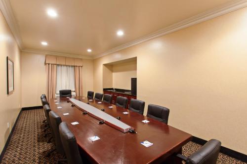 Holiday Inn Express Hotel & Suites Los Angeles Airport Hawthorne, an IHG Hotel Image