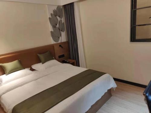 Katil atau katil-katil dalam bilik di GreenTree Inn Kunming Nanping Pedestrian Street Hotel