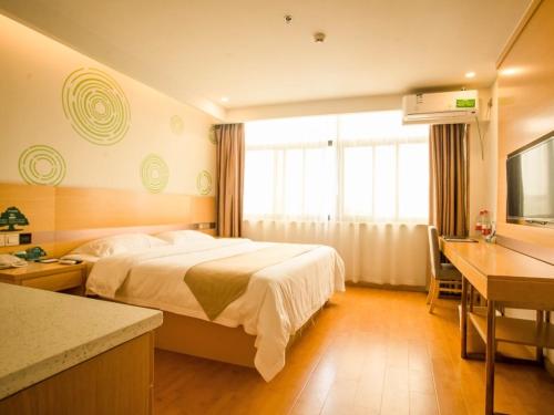Postel nebo postele na pokoji v ubytování GreenTree Inn Zaozhuang Taierzhuang Ancient City Tourist Service Center Business Hotel