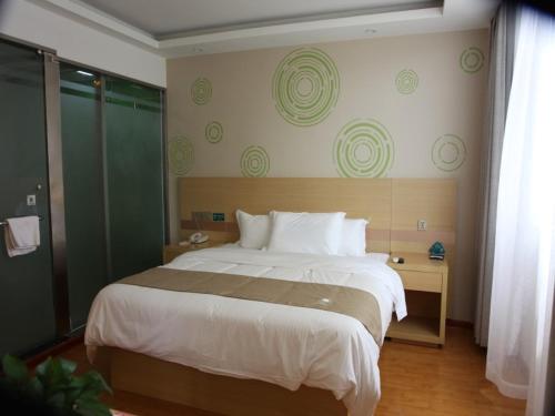 a bedroom with a large bed in a room at GreenTree Inn Zaozhuang High Speed Rail Station Express Hotel in Taozhuang