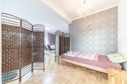 een slaapkamer met 4 stapelbedden in een kamer bij Private House in Hannover