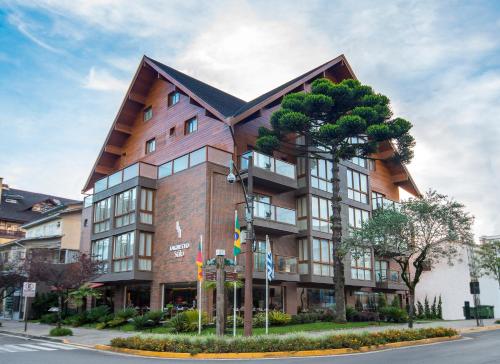 a large building on the corner of a street at Hotel Laghetto Stilo Centro in Gramado