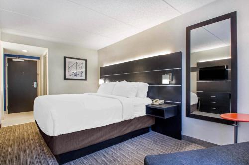 A bed or beds in a room at Holiday Inn Express & Suites - Albany Airport - Wolf Road, an IHG Hotel