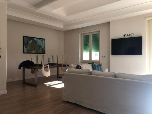 a living room with a couch and a tv at VIOLA HOME in Salerno