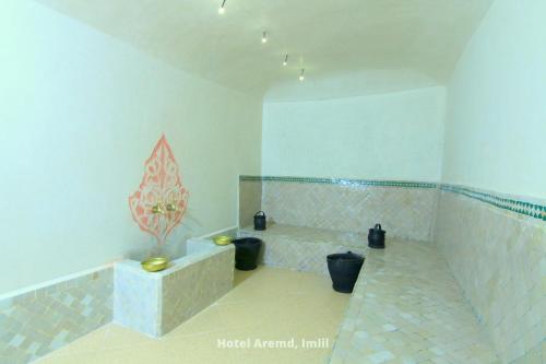 a bathroom with a tub and a toilet in a room at Hotel Aremd - Aroumd Imlil route du Toubkal in Imlil