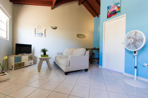 Uma área de estar em Little Palm Apartments Aruba