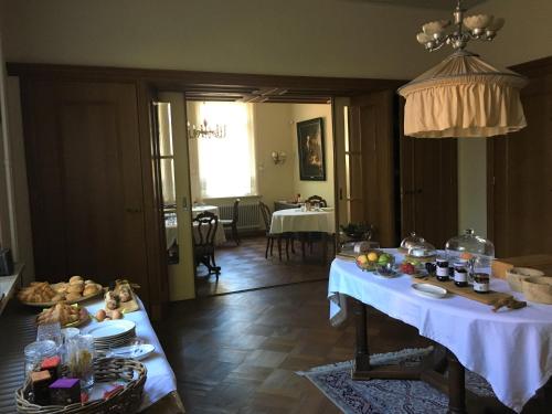 a living room with a table with food on it at Beerze Brouwerij Hotel in Vessem