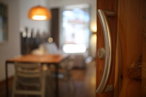a close up of a handle on a wooden door at Las Coles Apartasuites in Xàtiva